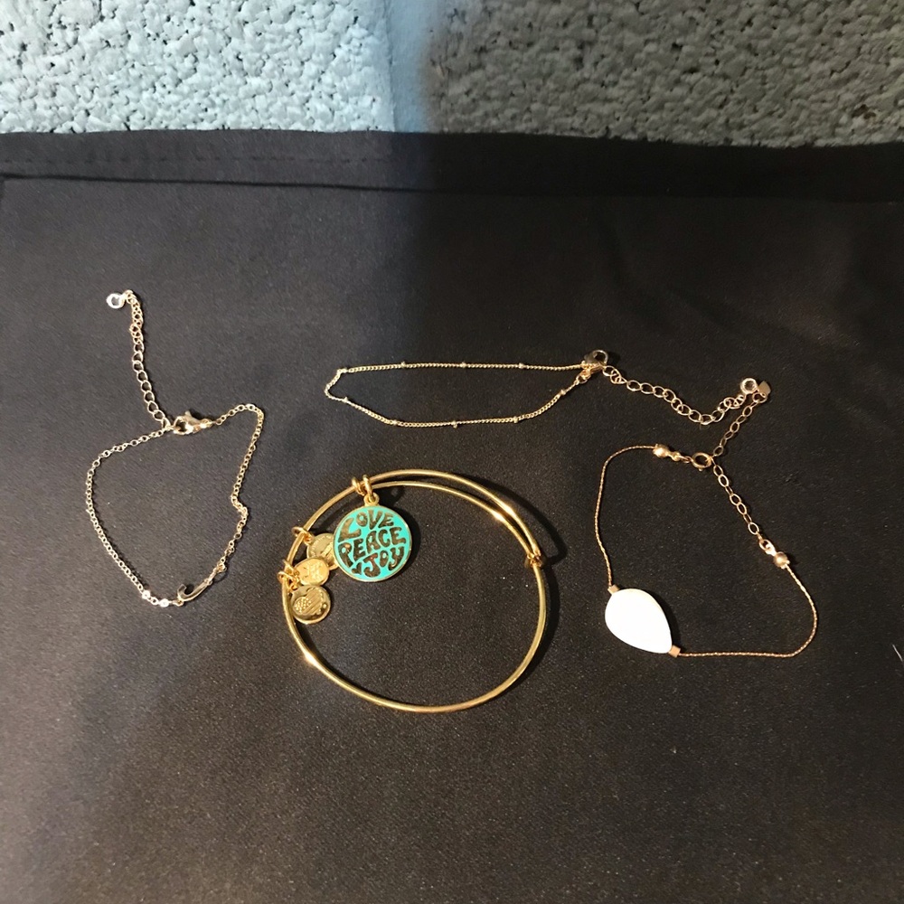 Gold bracelet lot